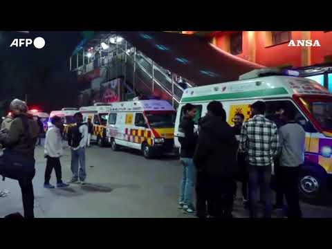 India: ressa per il treno diretto al raduno indu’, 15 morti a New Delhi
