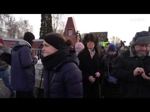 Cittadini rendono omaggio alla tomba di Navalny a Mosca
