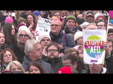 Berlino, protesta contro la Cdu: “Noi il muro anti-Afd”