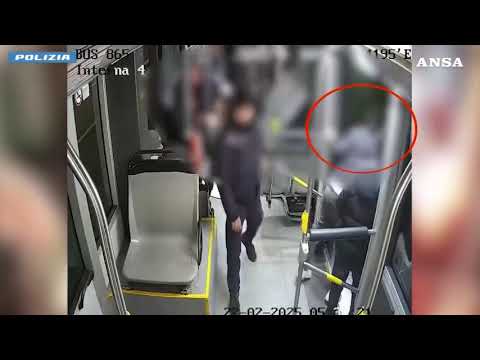 Rapina con coltello in autobus, quattro fermi a Milano