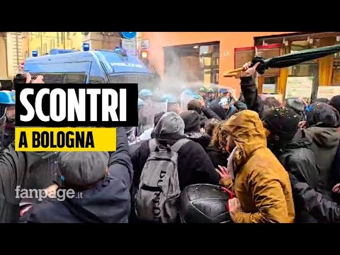 Tensione a Bologna, scontri tra polizia e manifestanti durante un corteo in centro