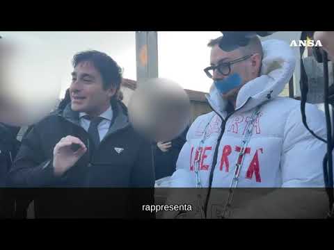 Gallarate, porno-attore “censurato” s’incatena per protesta