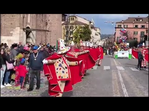 Carnevale a Verona, la sfilata del «Bacanal del Gnoco» tra le strade della città