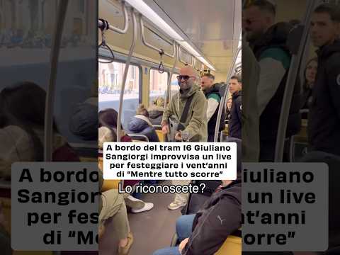 Giuliano Sangiorgi canta a bordo del 16 a Milano per festeggiare vent’anni di “Mentre tutto scorre”