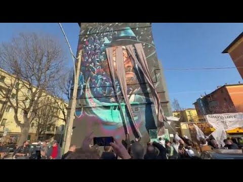 Il murale per Lucio Dalla in via Fioravanti, il video dell’inaugurazione di «Felicità»
