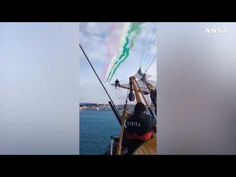 Trieste, le Frecce tricolori omaggiano l’Amerigo Vespucci