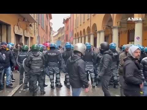 Bologna, inaugurato l’anno accademico: scontri al corteo in centro