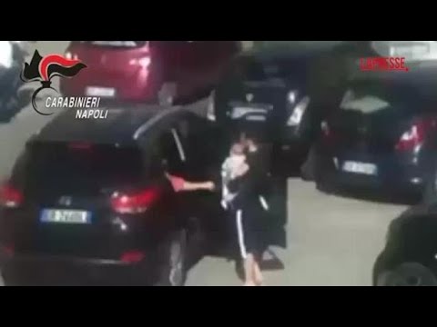 Napoli, vende droga con in braccio il figlio neonato: lo scambio ripreso dalle telecamere