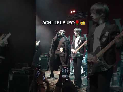 I Les Votives cantano alla Santeria di Milano: sul palco sale a sorpresa Achille Lauro
