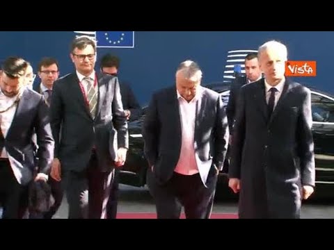 Orban senza cravatta arriva a Bruxelles per il Consiglio Ue straordinario sulla difesa
