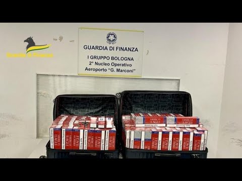 Bologna al Marconi un passeggero con 30 chili di sigarette di contrabbando: il sequestro