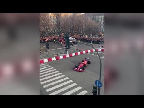 Le acrobazie della Ferrari di Hamilton a Milano