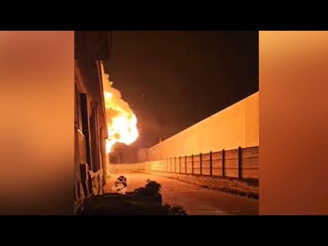 Caravaggio, incendio nella notte: distrutti tre capannoni