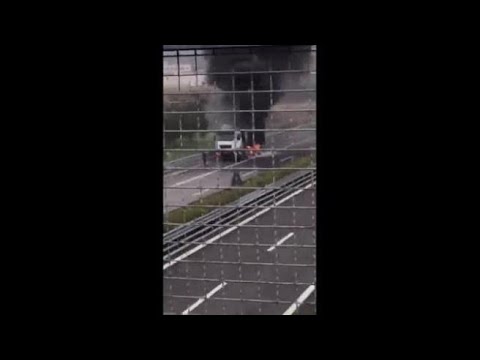 Le fiamme avvolgono il camion sull’autostrada del Mediterraneo