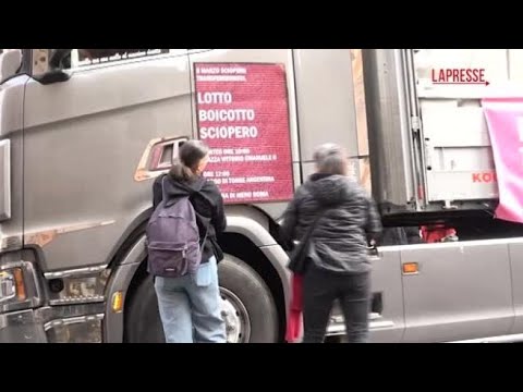8 marzo, in migliaia in piazza a Roma: «Parità, sicurezza e pace»