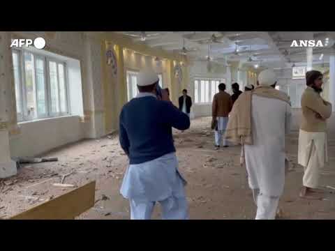 Pakistan, funerali dopo l’attentato suicida nella scuola islamica