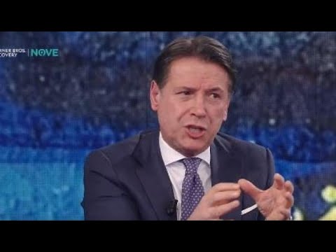 La gag di Conte su Grillo: «Se vuole parlare mi chiami» «Chiamo io, chiami tu come la canzone…»