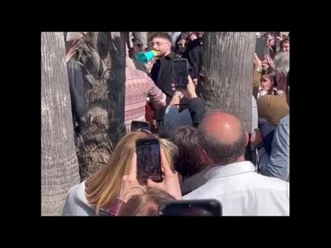 Rocco Hunt, sorpresa a Salerno: canta in spiaggia la hit di Sanremo
