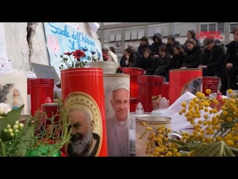 Papa Francesco, il rosario dei fedeli davanti al Policlinico Gemelli