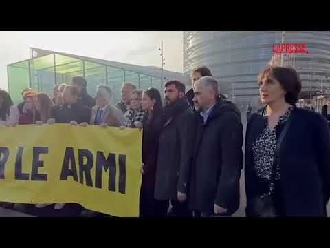 La protesta del Movimento 5 Stelle a Strasburgo con Giuseppe Conte: «Basta soldi per armi»