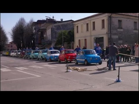 Traina per cinque metri 15 auto Fiat 500, il video del nuovo record di Alex Camera
