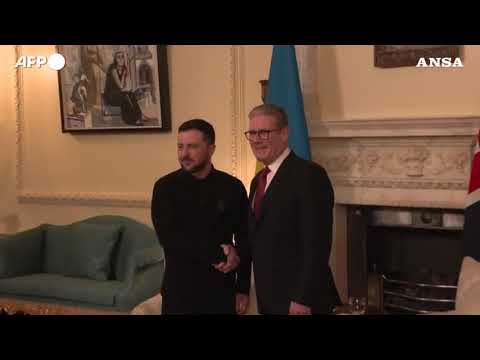 Ucraina-Regno Unito, l’abbraccio fra Zelensky e Starmer a Downing Street