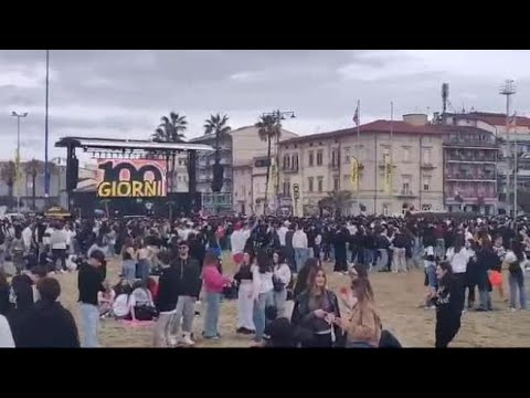 Il rito dei 100 giorni dalla Maturità riempie la spiaggia di Viareggio di studenti