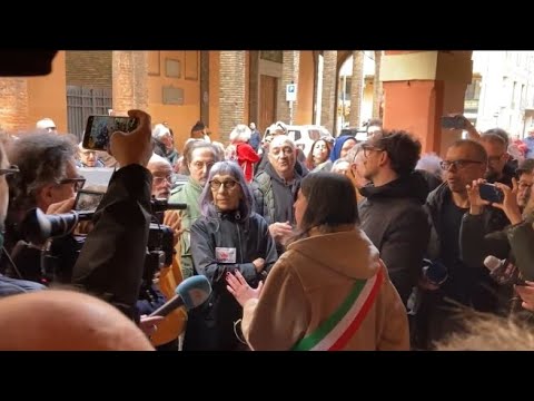 Bologna, alla commemorazione per Francesco Lorusso contestata la vicesindaca Clancy: il video