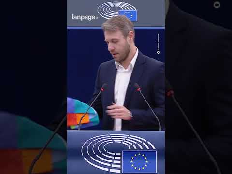 “Basta armi”, la protesta del M5S al Parlamento Europeo