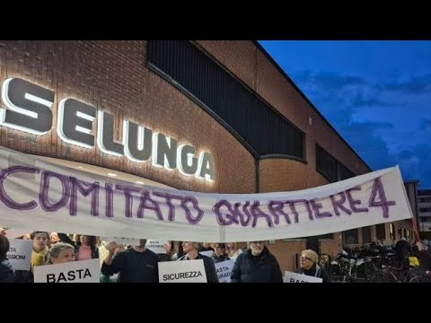 Firenze, i cittadini invadono l’Esselunga di via Canova per protesta