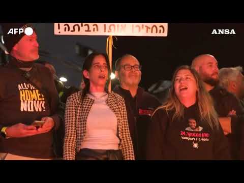 Manifestanti in piazza a Tel Aviv per il rilascio degli ostaggi