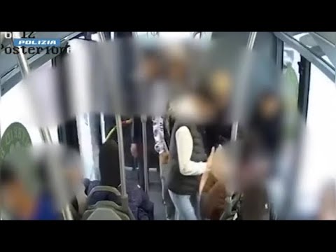 Milano, in cinque aggrediscono una donna sull’autobus per strapparle la collanina d’oro