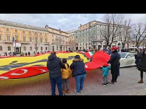 Malattie Rare Bergamo, alla Carovana c’è anche una mega bandiera Ferrari
