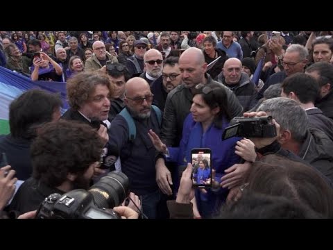 Assalto a Schlein ma la segretaria non risponde: «Se vuol fare l’intervista lei…»