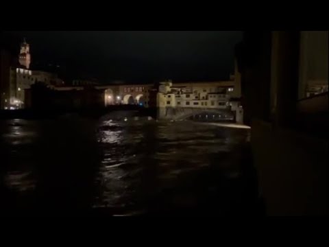 Maltempo in Toscana, la piena dell’Arno a Firenze fa paura