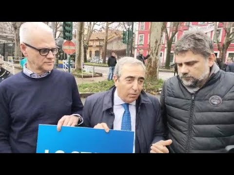 Gasparri e Zangrillo da Askatasuna. La contestazione degli attivisti