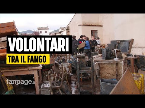 Volontari spalano il fango dalla chiesa di Sesto Fiorentino. “Un dovere aiutare la nostra città”