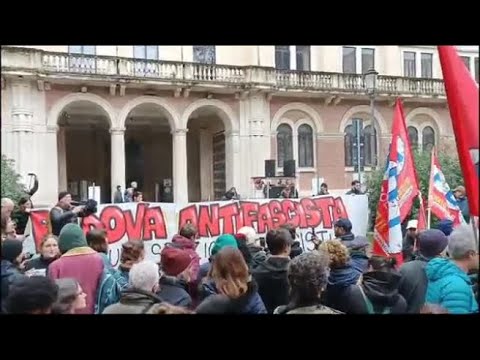 Padova, il presidio dei centro sociali davanti alla Prefettura