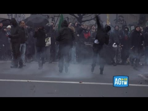 Milano, tensione al corteo per Dax: petardi e sassi contro i giornalisti