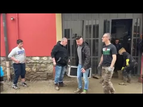 Sesto Fiorentino, da Nuto della Bandabardò a Pelù: una fila di musicisti a pulire il Parsifal