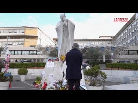 Papa Francesco ancora ricoverato al Gemelli, le immagini fuori dall’ospedale romano