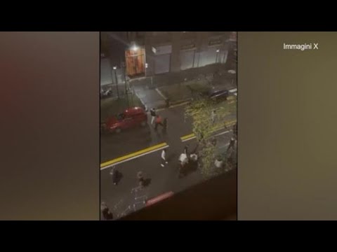 Milano, 22enne massacrato di botte in strada: calci mentre è a terra svenuto