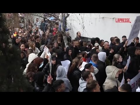 Macedonia del Nord, protesta al municipio di Kocani dopo l’incendio in discoteca: «Assassini»