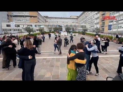 Papa Francesco, la preghiera dei fedeli ballando il tango al Policlinico Gemelli
