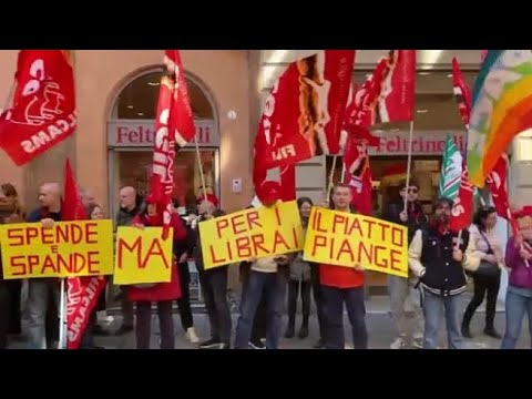 Bologna, il video del presidio dei lavoratori della Feltrinelli sotto le Torri