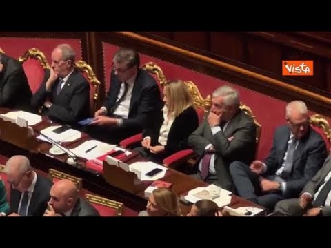 Meloni straccia un bigliettino e lascia i pezzi sul banco del Senato accanto al bicchiere dell’acqua