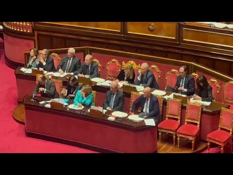 Renzi manda una lettera a Meloni in Senato, la premier risponde