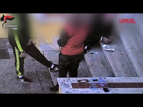 Maxi operazione antidroga a Roma, il video: le dosi vendute in strada, le perquisizioni