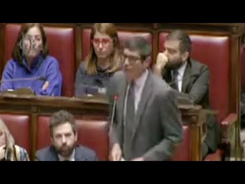 Fratoianni a Meloni: “L’Europa si suicida con il piano di riarmo di Ursula ‘Bomber’ Leyen”