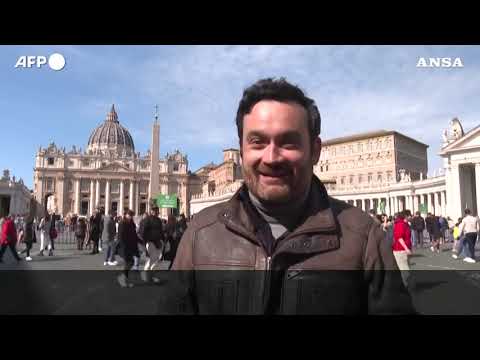Papa ricoverato, terza domenica senza Bergoglio: poca gente a San Pietro
